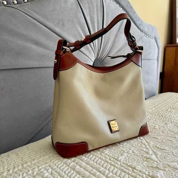 Beautiful Dooney & Bourke Pebble Grain Hobo Purse - Picture 2 of 8